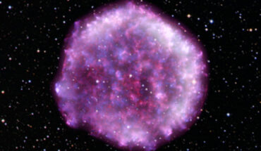 This image shows Tycho’s SNR, which is located between 8,000 and 10,000 light-years away in the constellation of Cassiopeia. IXPE data (dark purple and white) have been combined with data from NASA’s Chandra X-ray Observatory (red and blue) and overlaid with the stars in the field of view as captured by the Digitized Sky Survey. Image credit: IXPE / NASA / ASI / MSFC / INAF / Ferrazzoli et al. / Chandra / CXC / RIKEN / GSFC / Sato et al. / DSS / SAO / K. Arcand, L. Frattare & N. Wolk.