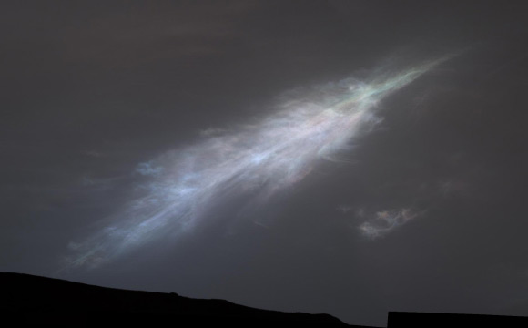 This feather-shaped iridescent cloud was captured just after sunset on January 27, 2023, the 3,724th Martian day, or Sol, of Curiosity’s mission. Image credit: NASA / JPL-Caltech / MSSS.
