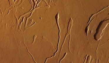 This image from ESA’s Mars Express shows the southern flanks of Ascraeus Mons, the second-tallest volcano on Mars. This image comprises data gathered by Mars Express’ High Resolution Stereo Camera (HRSC) on January 15, 2023. Image credit: ESA / DLR / FU Berlin / CC BY-SA 3.0 IGO.
