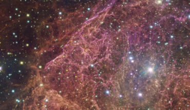 This OmegaCAM/VST image shows a part of the Vela supernova remnant. Image credit: ESO / VPHAS+ Team / Cambridge Astronomical Survey Unit.