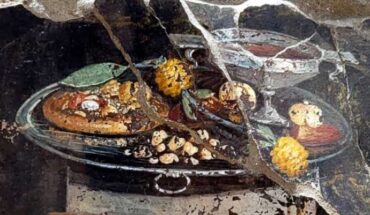 The 2,000-year-old fresco in Pompeii showing what may be an ancestor of modern pizza. Image credit: Pompeii archeological park.