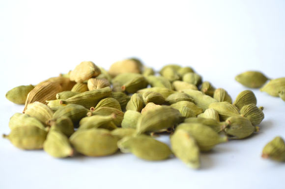 Delgadillo-Puga et al. show cardamom could be a healthy dietary choice, and that its consumption can help maintain lean body weight and reduce fat. Image credit: PDPics.