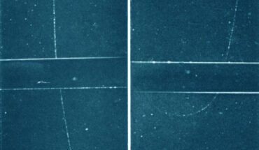 A muon particle passing through lead in a cloud chamber. Image credit: Jino John 1996 / CC BY-SA 4.0.
