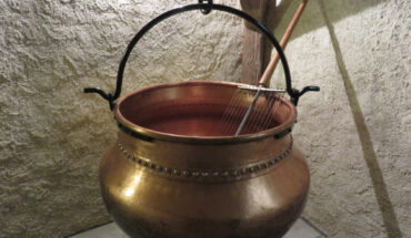 Wilkin et al. analyzed protein residues from 5,000-year-old copper alloy cauldrons. Image credit: Arnaud 25 / CC BY-SA 4.0.