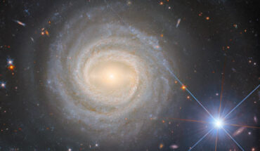 This Hubble image shows NGC 3783, a barred spiral galaxy some 135 million light-years away in the constellation of Centaurus. The color image is composed of infrared and optical observations from Hubble’s Wide Field Camera 3 (WFC3). It is based on data obtained through five filters. The color results from assigning different hues to each monochromatic image associated with an individual filter. Image credit: NASA / ESA / Hubble / M.C. Bentz / D.J.V. Rosario.
