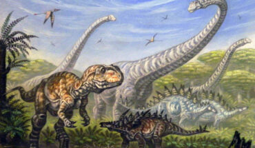 Life reconstuction of Gigantspinosaurus (bottom foreground), a sister species of the newly-discovered stegosaur Baiyinosaurus baojiensis, and and other dinosaurs from the Shaximiao Formation. Image credit: A. Belov / CC BY-SA 3.0.