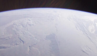 Collinson et al. report the existence of a +0.55 ± 0.09 V electric potential drop between 250 km and 768 km from a planetary electrostatic field generated exclusively by the outward pressure of ionospheric electrons; they experimentally demonstrate that the ambipolar field of Earth controls the structure of the polar ionosphere, boosting the scale height by 271%. Image credit: NASA.