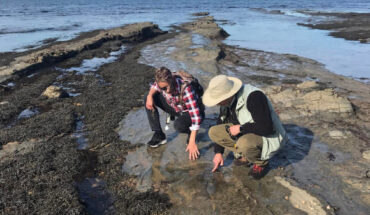 Melissa Lowery and Anthony Martin examine a dinosaur track. Image credit: Ruth Schowalter.