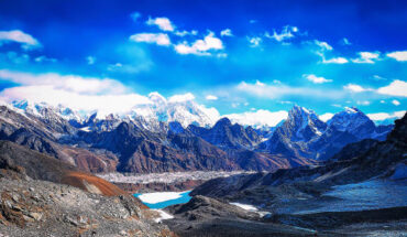 Han et al. found that erosion from a river network about 75 km from Mount Everest is carving away a substantial gorge; the loss of this landmass is causing the mountain to spring upwards by as much as 2 mm a year and has already increased its height by between 15 and 50 m over the past 89,000 years. Image credit: Truthseeker08.