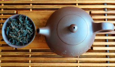 By analyzing the variation of FAAs among 339 tea accessions in two years, we can know that the determined components of FAAs including arginine, glutamine, glutamate, alanine, and theanine with the highest diversity index differed among different genetic resources and intraspecific accessions. Meanwhile, their amounts in Camellia sinensis were all significantly higher than in the wild relatives. The study confirmed the significant opposite trend between chlorophyll and FAA profiles. Image credit: Sci.News.