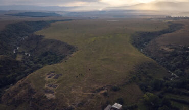 Aerial photo of the Dmanisis Gora site, showing the location at the convergence of two gorges; the 2023 excavations of the inner fortress are visible in foreground. Image credit: Nathaniel Erb-Satullo.
