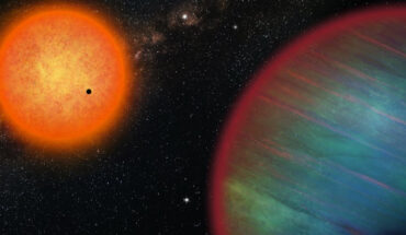 The WASP-132 system contains a hot Jupiter (foreground), an inner super-Earth (transiting in front of the orange host star) and the cold planet WASP-132d. Image credit: Thibaut Roger, Université de Genève.