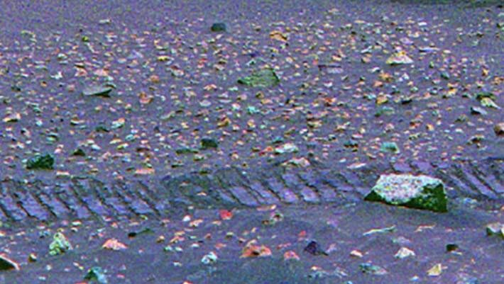 Mastcam-Z landscape and multispectral images of light-toned float rocks atop the Jezero crater Margin Unit near the Hans Amundson Memorial workspace (Sol 912) demonstrating the spectral diversity of this material. Image credit: Broz et al., doi: 10.1038/s43247-025-02856-3.