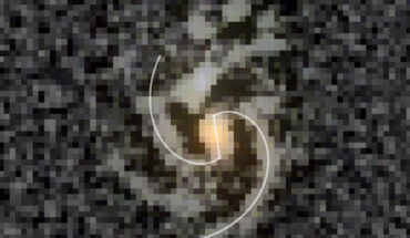 COSMOS-74706: an unsharp mask overlaid onto the F200W, F277W, and F356W filter composition; the white lines are logarithmic spirals fitted to points along the arm structures and a line segment fitted to the approximately North to South aligned bar structure. Image credit: Daniel Ivanov.