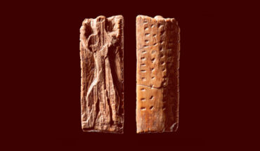 Plaquette with hybrid creature (so-called ‘Adorant’), ivory, from the Swabian Aurignacian. Image credit: Christian Bentz & Ewa Dutkiewicz, doi: 10.1073/pnas.2520385123.