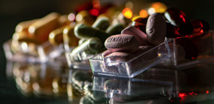 Li et al. evaluated the two-year effect of daily multivitamin-multimineral supplements and cocoa extract (500 mg cocoa flavanols per day, including 80 mg epicatechin) on five DNA methylation measures of biological aging among 958 participants (482 women and 476 men) in the COSMOS study. Image credit: Ri Butov.