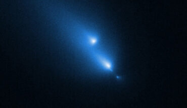 This Hubble image shows the fragmenting comet C/2025 K1 (ATLAS). Image credit: NASA / ESA / D. Bodewits, Auburn / J. DePasquale, STScI.
