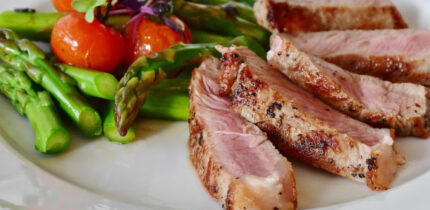 van der Merwe et al. assessed whether chronotype is associated with dietary intake (energy; nutrients), meal timing, body composition markers, and metabolic biomarkers in healthy European and Pacific New Zealand women. Image credit: RitaE.