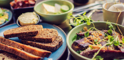 Teenagers who regularly skipped breakfast improved the quality of their diets when they began eating a morning meal. Image credit: Pexels.