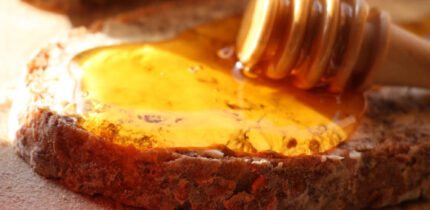 Allcott et al. show that increasing UMF grade of Manuka honey is associated with stronger antibacterial activity and that this activity cannot be explained by sugar content or methylglyoxal alone. Image credit: Estelle Heitz.
