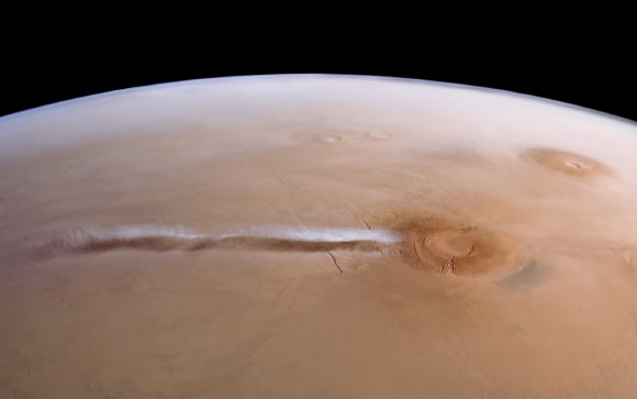 This image from ESA’s Mars Express shows the Arsia Mons Elongated Cloud. Image credit: ESA / DLR / FU Berlin / J. Cowart.