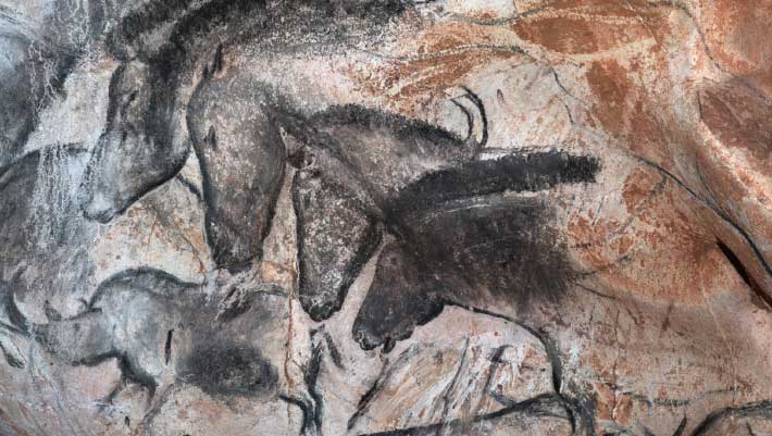 Fluorescent Glow Reveals Hidden Glaze on Chauvet Cave’s Ancient Art